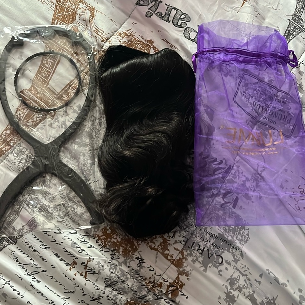 12 inch u part wig from LUVME including a free wig stand with included